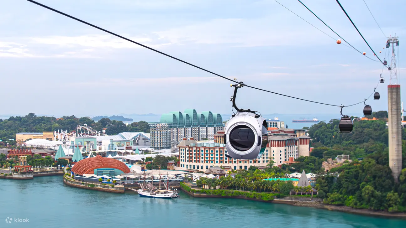 Cáp treo Singapore nhìn ra đảo Sentosa